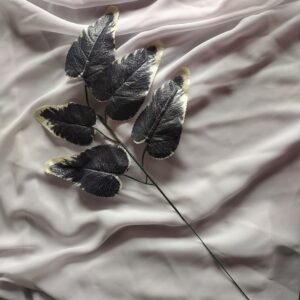 Liść czarny z białymi akcentami