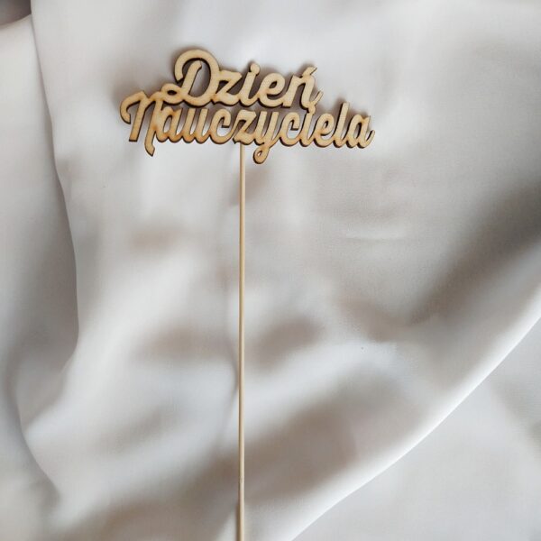 Napis drewniany na piku "Dzień Nauczyciela"