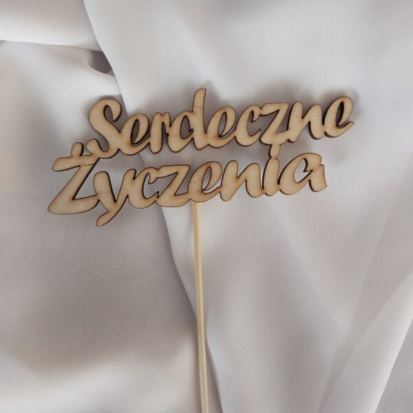 Napis drewniany na piku "Serdeczne życzenia"