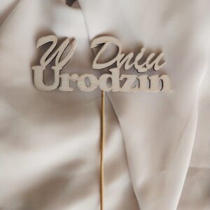 Napis drewniany na piku "W dniu urodzin" bielone