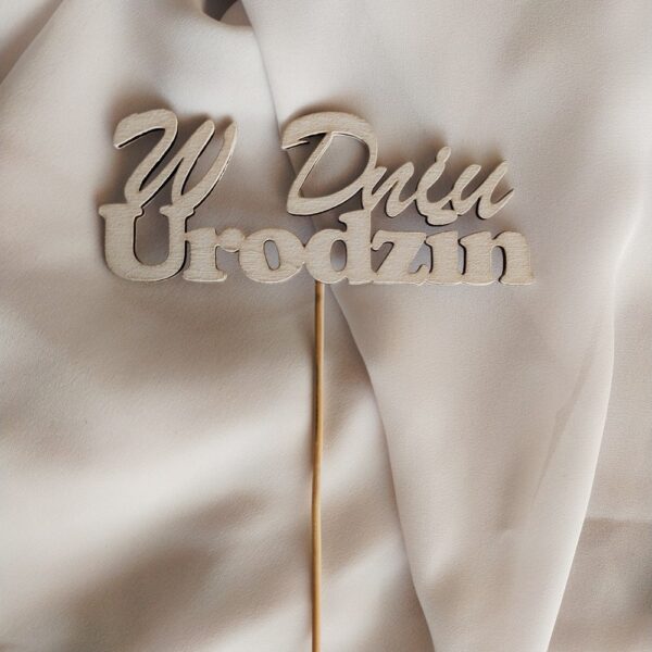 Napis drewniany na piku "W dniu urodzin" bielone