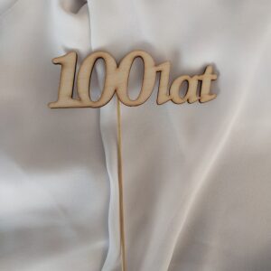 Napis drewniany na piku "100 lat"
