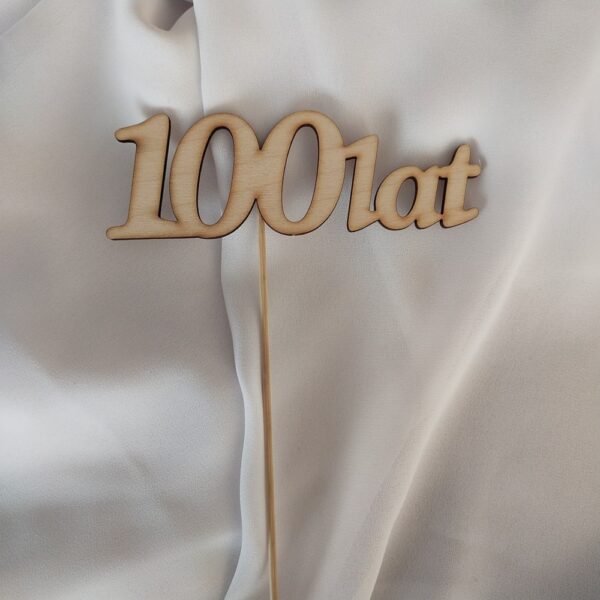 Napis drewniany na piku "100 lat"